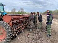 Техника, поля, азарт: как будущие механизаторы отрабатывают навыки перед экзаменами